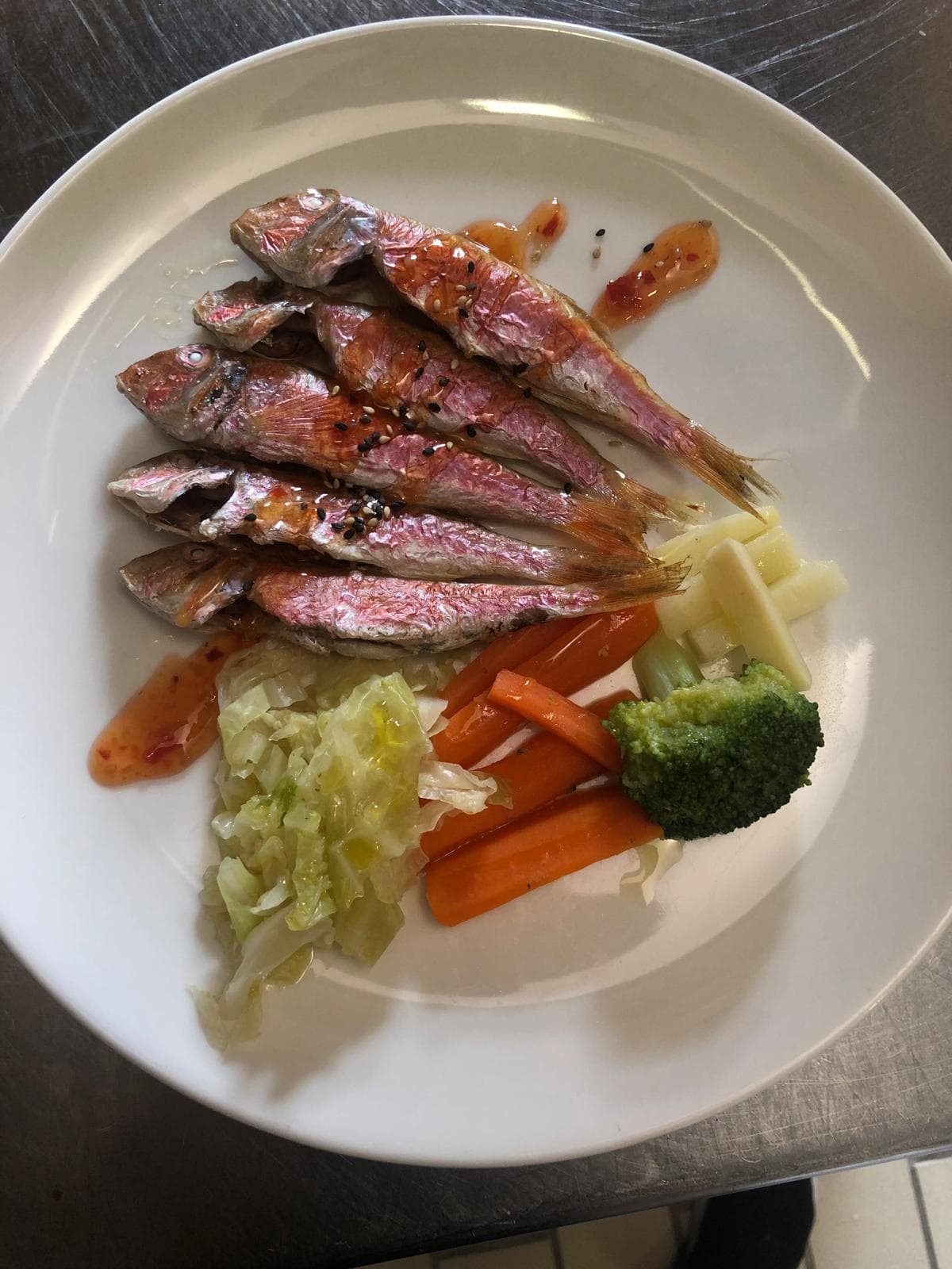 salmonetes con verduras